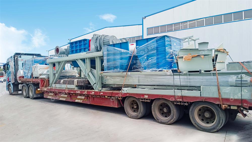 萬噸級風電葉片物理回收預處理設備裝車發貨.jpg